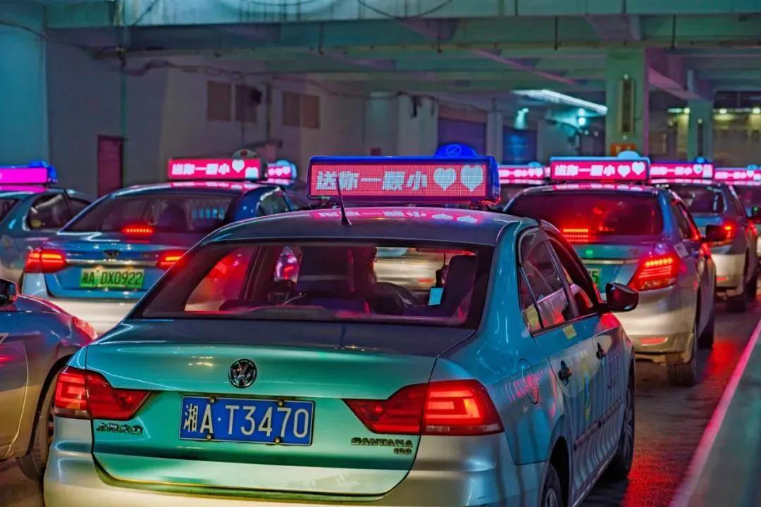 無線出租車LED頂燈顯示屏控制系統(tǒng)的優(yōu)勢(圖1) 無線出租車LED頂燈顯示屏控制系統(tǒng)的優(yōu)勢(圖1)